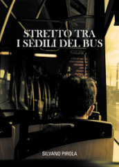 Stretto tra i sedili del bus